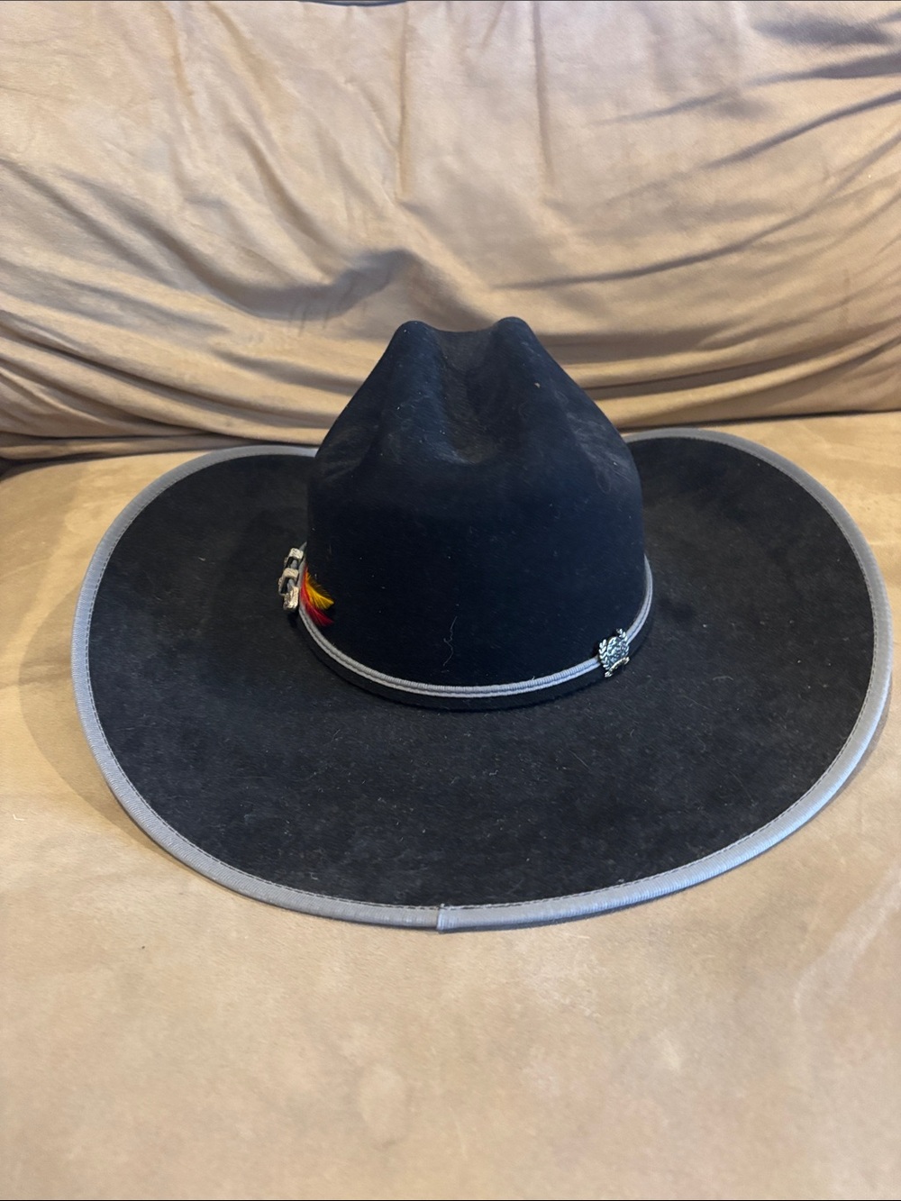 Cinch Black Felt Western Hat with Gray Trim and Red-Yellow Feather Accent